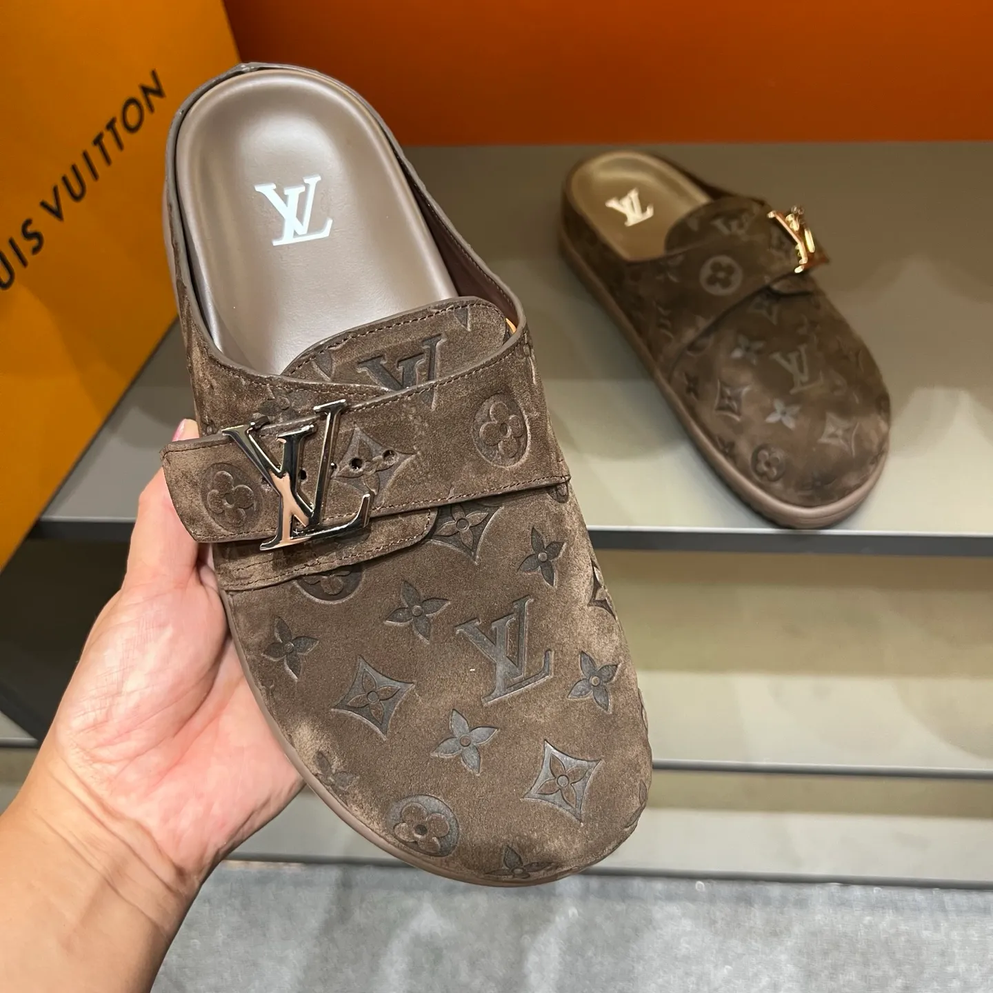 P360, 38-45 LV Easy 2025 new men's casual sandals, made of suede cow leather, with Monogram pattern to highlight the trendy style. Adjustable straps illuminated with LV letters, while a resilient insole and micro outsole provide lightweight comfort. Made of suede cow leather with embossed Monogram pattern and brand element metal hardware✅Adjustable straps➕Tough insole‼ ️Micro outsole. Comfortable and easy to wear‼ ️